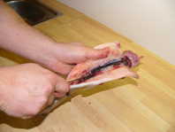 Ledviny můžeme vyškrábnout prstem nebo nožem tak, jak lze vidět na obrázku